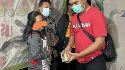 Polisi saat mengamankan pelaku penjual narkotika jenis sabu. Foto: (Ist)