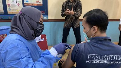 Penyuntikan vaksin kepada petugas sipir di Lapas Bulak Kapal Kelas. Foto: Gobekasi.id
