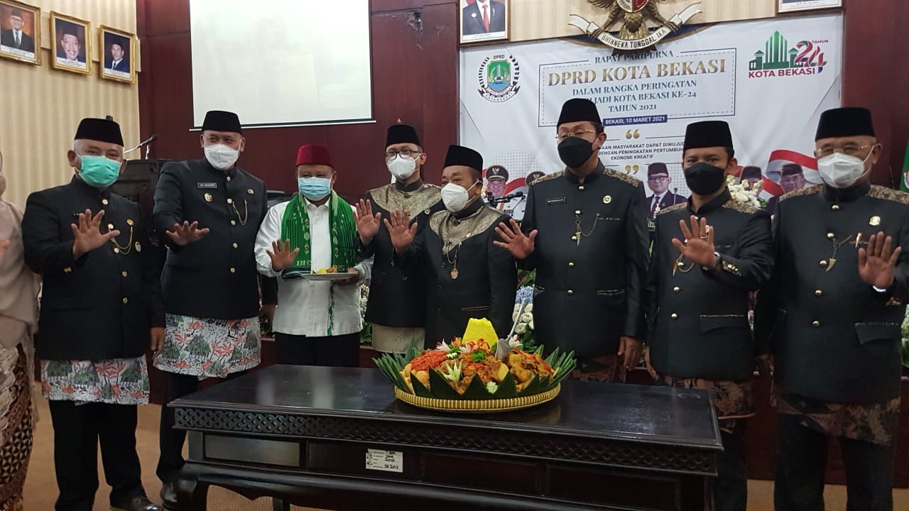 Foto bersama Pimpinan DPRD Kota Bekasi dan Wali Kota Bekasi Rahmat Effendi dan Wakil Wali Kota Bekasi Tri Adhianto Tjahyono dalam perayaan HUT Kota Bekasi ke-24, Rabu (10/3/2021). Foto: (Ist)