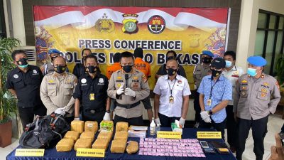 Konferensi pers pengungkapan kasus jaringan narkotika lintas negara, Senin (8/3/2021). Foto: Gobekasi.id