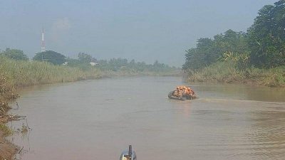 Tim SAR gabungan saat upaya pencarian korban tenggalm di Kali Citarum, Kamis (18/3/2021). Foto: (Ist)