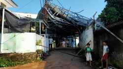 Kondisi rumah warga yang tersapu angin puting beliung pada, Rabu (14/4/2021). Foto: Ist