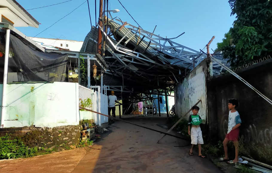 Kondisi rumah warga yang tersapu angin puting beliung pada, Rabu (14/4/2021). Foto: Ist