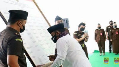Penandatanganan dukungan zona integritas wilayah bebas korupsi oleh Bupati Eka Supria Atmaja. Foto : Risky Andrianto/Newsroom