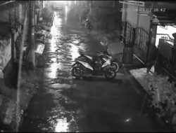 Aksi Pencurian Dua Sepeda Motor Terekam CCTV