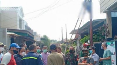 Tubuh Ipin menempel di tiang lampu jalan
