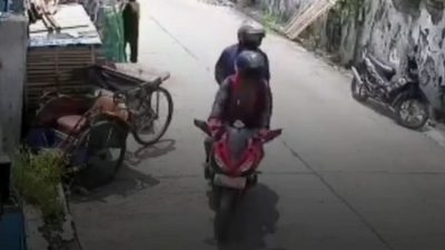 Tangkapan layar CCTV pencurian kambing oleh pengemudi motor sport di Bekasi Utara