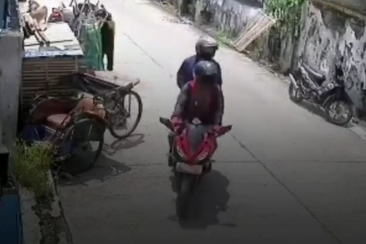 Tangkapan layar CCTV pencurian kambing oleh pengemudi motor sport di Bekasi Utara