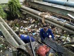 Tim Pematusan DBMSDA Bersihkan Kali Bojong Menteng
