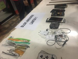 Sejumlah barang temuan di kamar narapidana Lapas Kelas II Bekasi, Senin (5/4/2021). Foto: Gobekasi.id