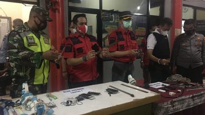 Petugas gabungan saat menunjukan kepada wartawan hasil temuan di kamar narapidana Lapas Kelas IIA Bekasi, Senin (5/4/2021). Foto: Gobekasi.id