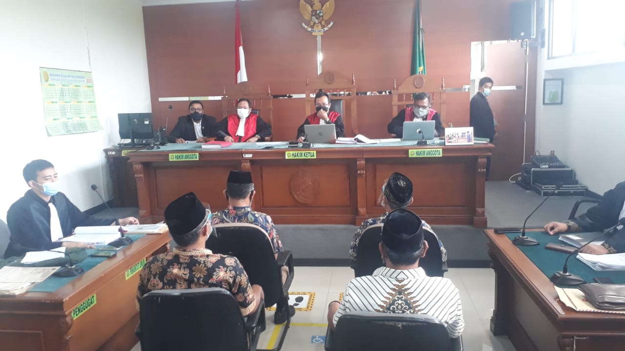 Kasus persengketaan tanah di Kp. Serang RT 03 RW 03 Desa Taman Rahayu, Kecamatan Setu, Kabupaten Bekasi, akhirnya bergulir di Pengadilan Negeri (PN) Cikarang, pada Selasa (27/4/2021).