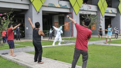 Olahraga pasien Covid-19 di Stadion patriot Candrabhaga. Foto Antara