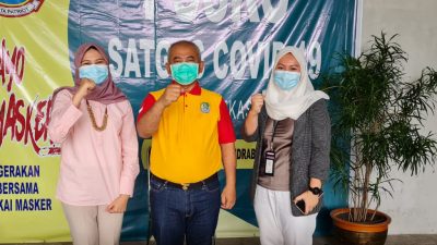 Ririn Rachmawardini selaku Manager PLN UP3 Bekasi dan Aprilia Susanti, manager Bagian Keuangan SDM berfoto bersama Wali Kota Bekasi, Rahmat Effendi di Stadion Patriot Candrabhaga, Rabu (7/4/2021).