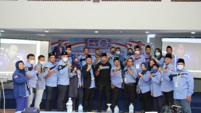 Kepala Badan Pembinaan Hukum dan Pengamanan DPP Partai Demokrat, Ardy Mbalembout (tengah), dalam rapat kerja khusus perdana Dewan Pimpinan Pusat Forum Komunikasi Kaderisasi Generasi Demokrasi (DPP FKKGD) menggelar di Hotel Pondok Remaja PGI Cisarua, Kabupaten Bogor, pada 8-9 April 2021.