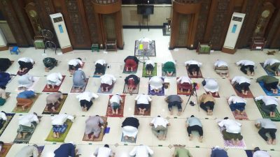 Suasana pelaksanaan salat tarawih di Masjid Agung Al Barkah, Rabu (14/4/2021). Foto: Gobekasi.id