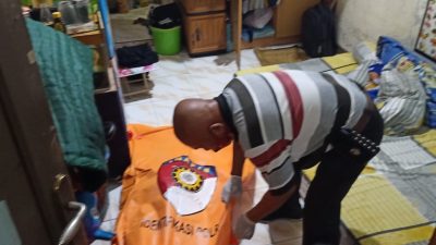 Petugas saat mengevakuasi jenazah korban Lukman Arif (33).