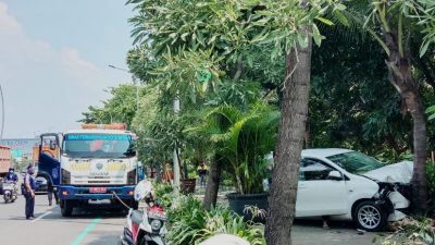 Kondisi laka lantas di Jalan Ahmad Yani, Bekasi Selatan, Kota Bekasi, Jumat (16/4/2021).