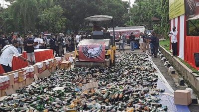 ribuan miras dimusnahkan di Polres Metro Bekasi jelang Ramadan, Senin (12/4/2021). Foto: dok.polisi
