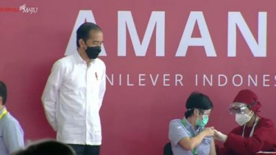 Presiden Joko Widodo pada Selasa meninjau pelaksanaan vaksinasi COVID-19 pada pekerja di Kabupaten Bekasi. Foto: Antara