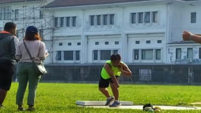 Atlet dari cabang olahraga atletik saat menjalani pengujian di Lapangan Padjadjaran Bandung