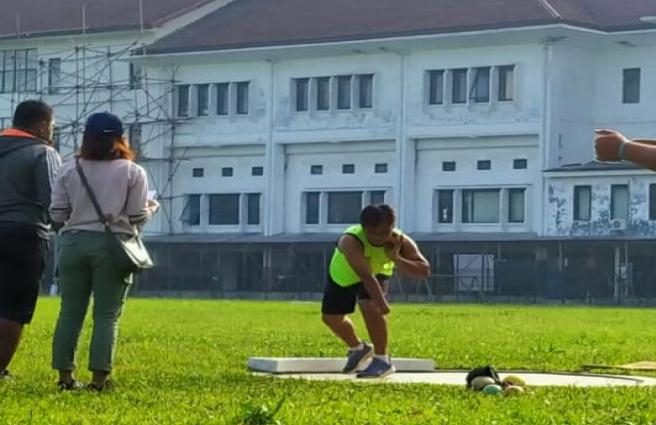 Atlet dari cabang olahraga atletik saat menjalani pengujian di Lapangan Padjadjaran Bandung