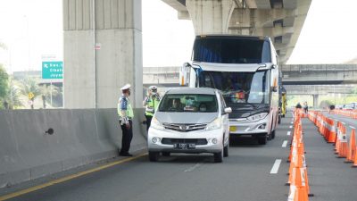 Kendaraan Melintas di Ruas Tol Jakarta-Cikampek