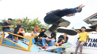 Anak-anak muda bergantian bermain skatepark di Cikarang Pusat.