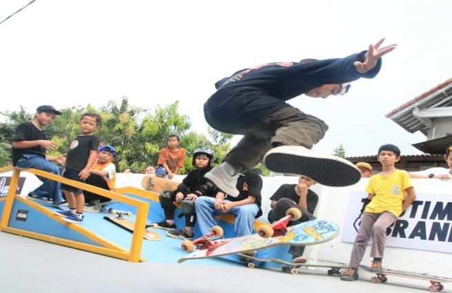 Anak-anak muda bergantian bermain skatepark di Cikarang Pusat.