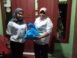Baru Dikukuhkan, Restu Bagi-bagi Sembako Bantu Kebutuhan Pokok Warga Teluk Buyung