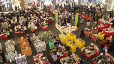 Para tenant menggelar belanja Ramadan Shopping Surprise