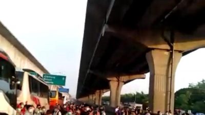 Tangkapan layar ratusan orang turun ke Jalan Tol Jakarta-Cikampek, Kamis (6/5/2021).