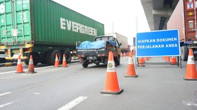 Penampakan penyekatan pemudik di Tol Jakarta-Cikampek