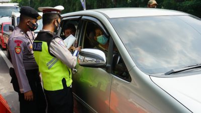Penyekatan pemudik di jalur tol Jakarta-Cikampek. Gobekasi.id