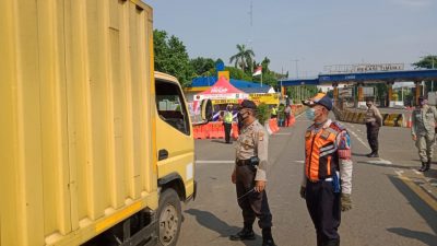 Penyekatan kendaraan mudik oleh petugas gabungan di GT Bekasi Timur. Gobekasi.id