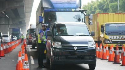 Penyekatan dan pemeriksaan kendaraan yang melintas di Jalan Tol Jakarta-Cikampek oleh petugas kepolisian