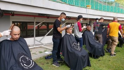 Cukur gundul pegawai Pemkot Bekasi di Stadion Patriot Candrabhaga sebagai rasa syukur raihan opini WTP