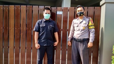 Penempelan stiker di rumah warga Bekasi Timur yang ditinggal mudik Lebaran 2021. Foto: Ist/Gobekasi.id