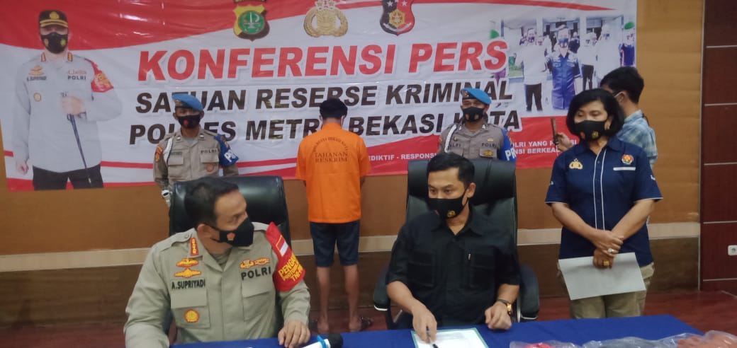Polres Metro Bekasi Kota menggelar konferensi pers terkait kasus pemerkosaan dan pencabulan yang dilakukan anak anggota DPRD Kota Bekasi berinisial AT (21). Foto: Gobekasi.id