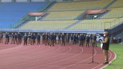 Wali Kota Bekasi Rahmat Effendi memimpin apel pagi dan menyampaikan tren Covid-19 pasca libur Hari Raya Idul Fitri 2021 di Stadion Patriot Candrabhaga, Senin (24/5/2021). Foto: Ist/Gobekasi.id