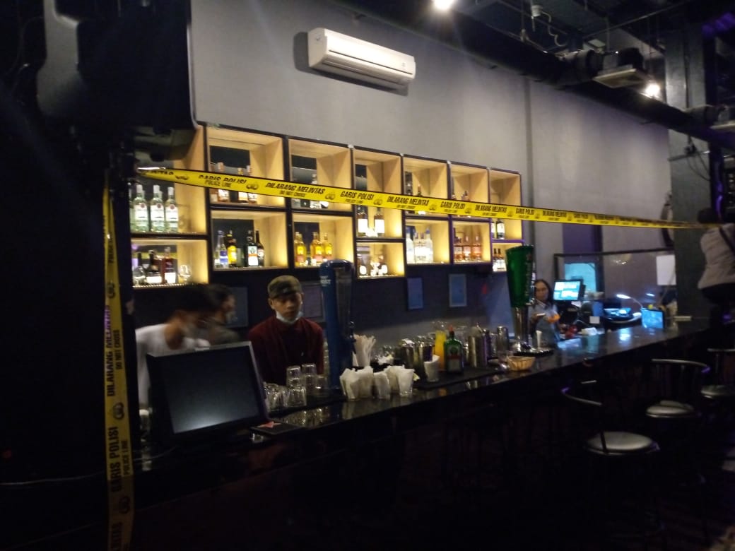 Cafe Holly Glass disegel Polsek Bekasi Selatan lantaran mengundang kerumunan orang banyak dan tidak menerapkan prokes ditengah Pandemi Covid-19. Foto: Ist/Gobekasi.id