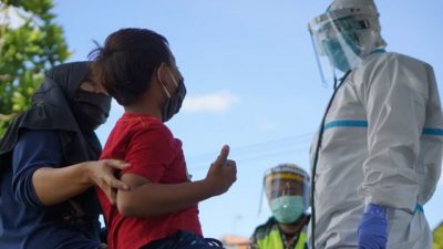 Tenaga Kesehatan berbincang dengan anak-anak. Foto: Ist