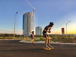 Melatih Anak Bermain Sepatu Roda di Summarecon Bekasi