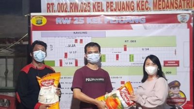 Anggota DPRD Kota Bekasi Murfati Lidianto bagikan sembako ke warga terdampak Covid-19. Foto: Ist/Gobekasi.id