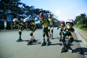 Anak-anak bermain sepatu roda di lokasi aspal dapat ditemukan di kawasan Summarecon Bekasi area Bekasi Center Business District (BCBD) yang berada di samping The SpringLake Apartment. Foto: Ist/Gobekasi.id
