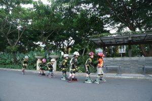 Anak-anak bermain sepatu roda di lokasi aspal dapat ditemukan di kawasan Summarecon Bekasi area Bekasi Center Business District (BCBD) yang berada di samping The SpringLake Apartment. Foto: Ist/Gobekasi.id