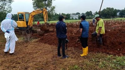 Penggalian tanah kuburan di TPU Pedurenan menggunakan alat berat. Foto: Ist/Gobekasi.id