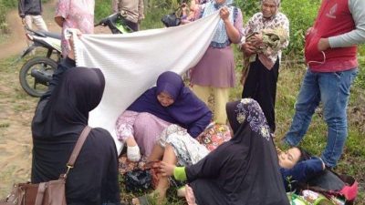 Perempuan melahirkan di jalan. Foto: Ist