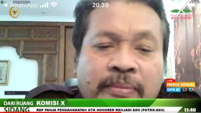 Tangkapan layar Anggota Komisi X DPR RI, Nuroji saat meberikan pertanyaan pada kesempatan pertemuan secara virtual dalam pembahasan Pengangkatan Guru dan Tenaga Kependidikan Honorer Menjadi Aparatur Sipil Negara (PGTKH-ASN) melalui chanel Youtube resmi Komisi X DPR RI.