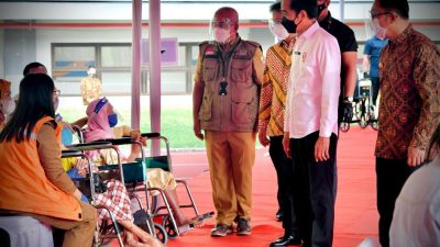 Presiden Jokowi menyapa kaum disabilitas yang akan menjalani vaksinasi di Stadion Patriot Candrabhaga. Foto: Ist/Gobekasi.id